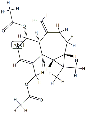 (4R)-1-アセトキシメチル-4aα,5,6,7,7aβ,8,8aβ,8bα-オクタヒドロ-5-メチレン-8,8-ジメチル-4H-シクロプロパ[3,4]シクロヘプタ[1,2-c]ピラン-4α-オールアセタート 化学構造式