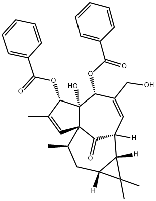 (1aR)-5β,6β-ビス(ベンゾイルオキシ)-1aα,2,5,5a,6,9,10,10aα-オクタヒドロ-5aβ-ヒドロキシ-4-(ヒドロキシメチル)-1,1,7,9α-テトラメチル-1H-2α,8aα-メタノシクロペンタ[a]シクロプロパ[e]シクロデセン-11-オン 化学構造式