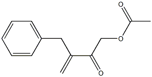 4-アセトキシ-2-ベンジル-1-ブテン-3-オン 化学構造式