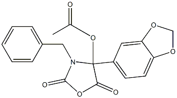 4-アセトキシ-3-ベンジル-4-(1,3-ベンゾジオキソール-5-イル)オキサゾリジン-2,5-ジオン 化学構造式