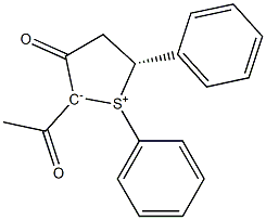 (5R)-2-アセチル-5-(フェニル)-1-フェニル-3-オキソ-2,3,4,5-テトラヒドロチオフェン-1-イウム-2-イド 化学構造式