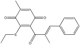2-[(E)-3-フェニル-2-メチルプロペノイル]-5-メチル-3-エチルチオ-1,4-ベンゾキノン 化学構造式