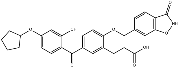 3-{5-[4-(シクロペンチルオキシ)-2-ヒドロキシベンゾイル]-2-[(3-ヒドロキシ-1,2-ベンゾオキサゾール-6-イル)メトキシ]フェニル}プロパン酸 化学構造式