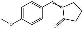 2-(4-メトキシベンジリデン)シクロペンタノン 化学構造式