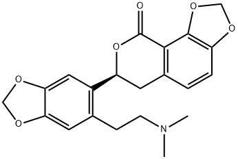 (S)-7-[6-[2-(ジメチルアミノ)エチル]-1,3-ベンゾジオキソール-5-イル]-6,7-ジヒドロ-9H-1,3-ジオキソロ[4,5-h][2]ベンゾピラン-9-オン 化学構造式