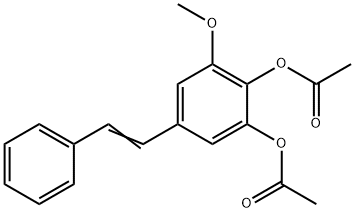 3-メトキシ-5-(2-フェニルビニル)-1,2-ベンゼンジオールジアセタート 化学構造式