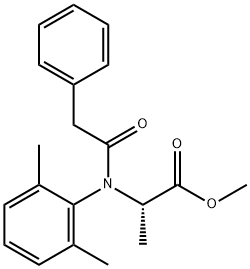 rac-(2R*)-2-[(2,6-ジメチルフェニル)(フェニルアセチル)アミノ]プロパン酸メチル 化学構造式