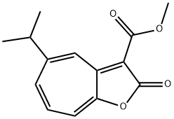 5-イソプロピル-3-(メトキシカルボニル)-2H-シクロヘプタ[b]フラン-2-オン 化学構造式