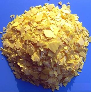 a picture of yellow flaky sodium sulfide