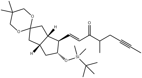 (1E)-1-[(3aS,4R,5R,6aR)-5-[[(1,1-Dimethylethyl)dimethylsilyl]oxy]hexahydro-5,5-dimethylspiro[1,3-dioxane-2,2(1H)-pentalen]-4-yl]-4-methyl-1-octen-6-yn-3-one Struktur