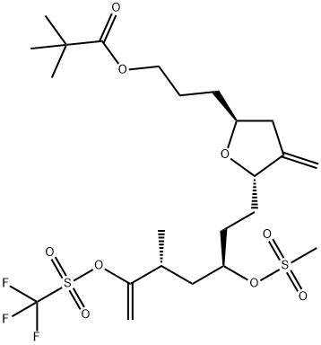 Propanoic acid, 2,2-dimethyl-, 3-[(2S,5S)-tetrahydro-4-methylene-5-[(3R,5R)-5-methyl-3-[(methylsulfonyl)oxy]-6-[[(trifluoromethyl)sulfonyl]oxy]-6-hepten-1-yl]-2-furanyl]propyl ester 化学構造式