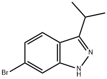 6-ブロモ-3-イソプロピル-1H-インダゾール 化学構造式