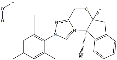 (5aS,10bR)-5a,10b-Dihydro-2-(2,4,6-trimethylphenyl)-4H, 6H-indeno[2,1-b]-1,2,4-triazolo[4,3-d]-1,4-oxazinium chloride monohydrate 97% 化学構造式