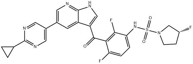 3-[3-[[[3α-フルオロピロリジン-1-イル]スルホニル]アミノ]-2,6-ジフルオロベンゾイル]-5-(2-シクロプロピルピリミジン-5-イル)-1H-ピロロ[2,3-b]ピリジン 化学構造式