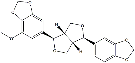 6-[(1S,3aβ,4S,6aβ)-4-(1,3-Benzodioxol-5-yl)tetrahydro-1H,3H-furo[3,4-c]furan-1-yl]-4-methoxy-1,3-benzodioxole Struktur