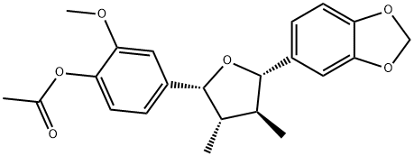 4-[(2R)-5β-(1,3-ベンゾジオキソール-5-イル)テトラヒドロ-3β,4α-ジメチルフラン-2β-イル]-2-メトキシフェノールアセタート 化学構造式