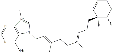 6-アミノ-7-[(2E,6E)-3,6-ジメチル-9-[(1R)-1α,2,6α-トリメチル-2-シクロヘキセニル]-2,6-ノナジエニル]-9-メチル-7H-プリン-9-イウム 化学構造式