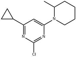 2-chloro-4-(2-methylpiperidin-1-yl)-6-cyclopropylpyrimidine Struktur
