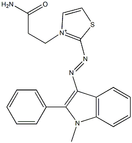 3-(2-カルバモイルエチル)-2-[(1-メチル-2-フェニル-1H-インドール-3-イル)アゾ]チアゾール-3-イウム 化学構造式
