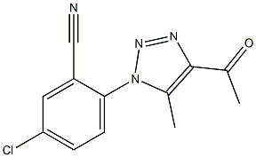 2-(4-acetyl-5-methyl-1H-1,2,3-triazol-1-yl)-5-chlorobenzonitrile Struktur