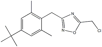 3-[(4-tert-butyl-2,6-dimethylphenyl)methyl]-5-(chloromethyl)-1,2,4-oxadiazole Struktur