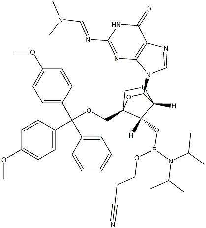 (E)-N'-{9-[(1R,3R,4R,7S)-1-{[bis(4-methoxyphenyl)(phenyl)methoxy]methyl}-7-({[bis(propan-2-yl)amino](2-cyanoethoxy)phosphanyl}oxy)-2,5-dioxabicyclo[2.2.1]heptan-3-yl]-6-oxo-6,9-dihydro-1H-purin-2-yl}-N,N-dimethylmethanimidamide Struktur