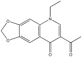 3-アセチル-1-エチル-6,7-メチレンビスオキシキノリン-4(1H)-オン 化学構造式