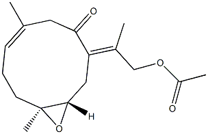 (1S,4E,10S)-8-[(E)-1-(アセトキシメチル)エチリデン]-1,5-ジメチル-11-オキサビシクロ[8.1.0]ウンデカ-4-エン-7-オン 化学構造式