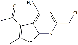 1-[4-amino-2-(chloromethyl)-6-methylfuro[2,3-d]pyrimidin-5-yl]ethan-1-one Struktur