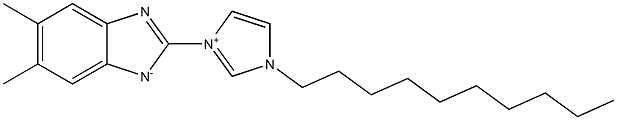 2-[(1-デシル-1H-イミダゾール-3-イウム)-3-イル]-5,6-ジメチル-1H-ベンゾイミダゾール-1-イド 化学構造式