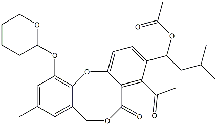 Acetic acid 1-(4-acetyl-11-[(tetrahydro-2H-pyran)-2-yloxy]-9-methyl-5-oxo-5H,7H-dibenzo[b,g][1,5]dioxocin-3-yl)-3-methylbutyl ester Struktur