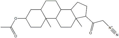 2-[3-(acetyloxy)-10,13-dimethylhexadecahydro-1H-cyclopenta[a]phenanthren-17-yl]-2-oxoethanediazonium Struktur