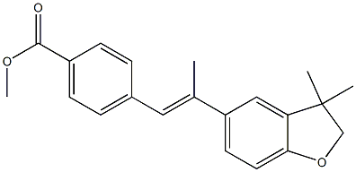 4-[(E)-2-[(2,3-ジヒドロ-3,3-ジメチルベンゾフラン)-5-イル]-1-プロペニル]安息香酸メチル 化学構造式