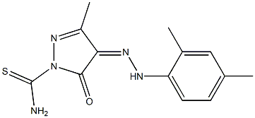 4-[(Z)-2-(2,4-dimethylphenyl)hydrazono]-3-methyl-5-oxo-1H-pyrazole-1(5H)-carbothioamide Struktur