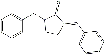 2-[(E)-ベンジリデン]-5-(ベンジル)シクロペンタン-1-オン 化学構造式