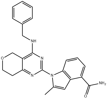 1-[4-(ベンジルアミノ)-5H,7H,8H-ピラノ[4,3-d]ピリミジン-2-イル]-2-メチル-1H-インドール-4-カルボキサミド 化学構造式