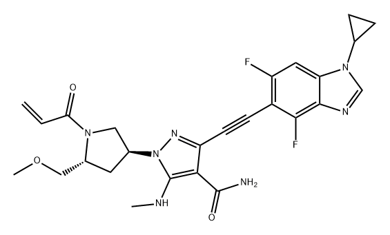 1H-Pyrazole-4-carboxamide, 3-[2-(1-cyclopropyl-4,6-difluoro-1H-benzimidazol-5-yl)ethynyl]-1-[(3S,5R)-5-(methoxymethyl)-1-(1-oxo-2-propen-1-yl)-3-pyrrolidinyl]-5-(methylamino)- Struktur