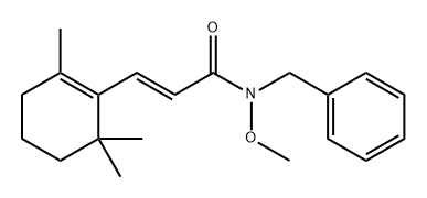 2-Propenamide, N-methoxy-N-(phenylmethyl)-3-(2,6,6-trimethyl-1-cyclohexen-1-yl)-, (2E)- Struktur
