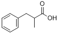 2-ベンジルプロパン酸 化学構造式