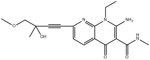 (R)-2-アミノ-1-エチル-7-(3-ヒドロキシ-4-メトキシ-3-メチルブト-1-イン-1-イル)-N-メチル-4-オキソ-1,4-ジヒドロ-1,8-ナフチリジン-3-カルボキサミド 化学構造式