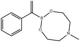 6-メチル-2-(1-フェニルビニル)-1,3,6,2-ジオキサアザボロカン 化学構造式