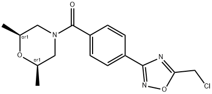 (2R,6S)-4-{4-[5-(クロロメチル)-1,2,4-オキサジアゾール-3-イル]ベンゾイル}-2,6-ジメチルモルホリン 化学構造式