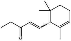 (E)-1-[(R)-2,6,6-トリメチル-2-シクロヘキセン-1-イル]-1-ペンテン-3-オン 化学構造式