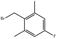 2-(ブロモメチル)-5-フルオロ-1,3-ジメチルベンゼン 化学構造式