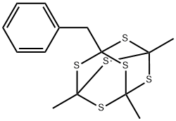1-ベンジル-3,5,7-トリメチル-2,4,6,8,9,10-ヘキサチアアダマンタン 化学構造式