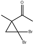1-アセチル-2,2-ジブロモ-1-メチルシクロプロパン 化学構造式