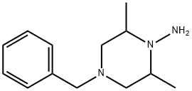 1-アミノ-4-ベンジル-2,6-ジメチルピペラジン 化学構造式