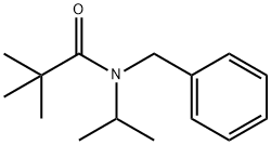 2,2-ジメチル-N-イソプロピル-N-(フェニルメチル)プロパンアミド 化学構造式
