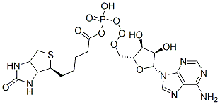 [[(2R,3S,4R,5R)-5-(6-aminopurin-9-yl)-3,4-dihydroxyoxolan-2-yl]methoxy-hydroxyphosphoryl] 5-[(6S)-2-oxo-1,3,3a,4,6,6a-hexahydrothieno[3,4-d]imidazol-6-yl]pentanoate Struktur