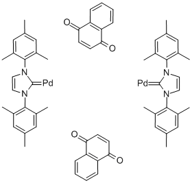 ビス(1,4‐ナフトキノン)ビス[1,3‐ビス(2,4,6‐トリメチルフェニル)イミダゾール‐2‐イリデン]ジパラジウム(0) 化学構造式